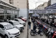 Boom histórico de motos y caída en la venta de autos en Argentina