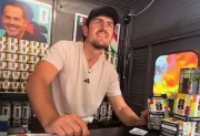 La imagen viral del Mundial: Harry Maguire atendió un puesto de figuritas en Estados Unidos