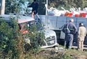 Pudo ser una tragedia: se desbordó la acequia de Av. Aguirre y una camioneta se llevó la peor parte