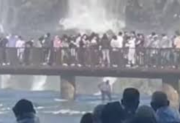 Video: un turista brasileño se tiró al agua tras perder su celular en las Cataratas del Iguazú