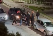 En plena pelea, un jóven discutió con un conductor, recibió un empujón y fue atropellado por un auto