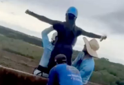 VIDEO: una mujer saltó desde un puente de 30 metros en Brasil, pero fue lanzada sin las cuerdas de seguridad y murió