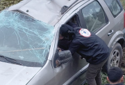 Un hombre de 83 años volcó con su auto y terminó dentro de un desagüe