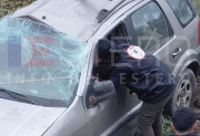 Un hombre de 83 años volcó con su auto y terminó dentro de un desagüe