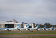El Gobierno de Milei autorizó el cobro de una tasa de seguridad y viajar en avión será 565% más caro