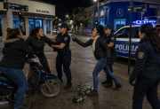 Violenta pelea entre tres mujeres terminó con intervención policial en el centro de Añatuya