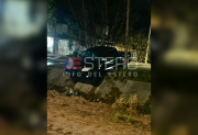 Una camioneta cayó a la acequia del B° Villa del Carmen durante la madrugada