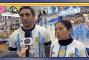 Arranca el Mundial y Santiago ya se viste de celeste y blanco: crecen las ventas de camisetas, gorras y cotillón