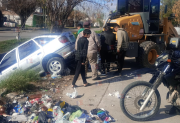 Olvidó colocar el freno de mano y su auto terminó dentro de un canal