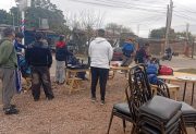 Barberos solidarios realizaron una olla popular y cortes gratuitos para niños en el barrio Juan Díaz de Solís