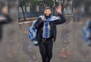 Virginia Gallardo se “disfrazó” de Messi regaló pelotas y bailó en la costanera de Corrientes