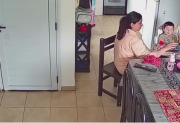 Una madre descubrió por las cámaras que la niñera golpeaba a su hija y la denunció