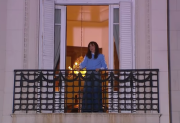 Luciendo los colores de la bandera, Cristina Kirchner salió a saludar a los militantes que se reunieron frente a su casa