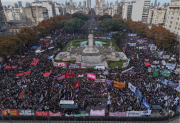 A 11 años del primer “Ni Una Menos”: multitudinaria marcha frente al Congreso con un fuerte reclamo a la Justicia y al Gobierno