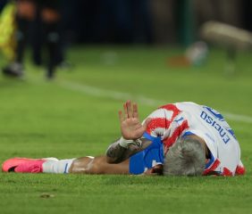 Paraguay en alerta: Julio Enciso salió lesionado y preocupa de cara al Mundial