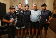 Scaloni y Tapia homenajearon a tres hinchas que recorrieron 17.000 kilómetros en bicicleta para alentar a la Selección