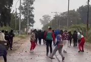Los incidentes en Villa Unión-Central Argentino dejaron como saldo a un policía y un niño heridos en la cabeza