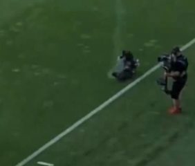 Una cámara se desplomó en pleno partido y generó preocupación