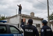 Un hombre con alteraciones mantuvo en vilo a su familia y vecinos, amenazando con tirarse desde el techo de su casa