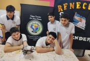 La Escuela Secundaria Dr. René G. Favaloro presentó su proyecto tecnológico inclusivo “Renecito” en la Batalla de Robótica