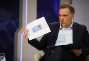 Adorni declaró bienes por $944 millones, compras en efectivo y un polémico préstamo de jubiladas