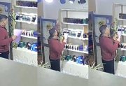 Difunden el video de un joven robando un perfume de más de $100.000 y piden ayuda para ubicarlo