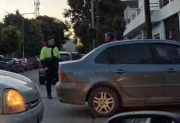 El automovilista acusado de golpear a un empleado municipal rompe el silencio: “Él se acercó al auto a increparme”
