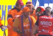 Escándalo en MotoGP: el líder del campeonato golpeó a un comisario tras una caída