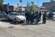 Un motociclista sufrió heridas tras ser embestido por un auto en Avenida Belgrano y Solís