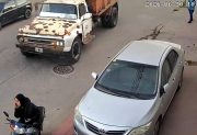 VIDEO: una mujer se salvó de milagro de ser atropellada por un camión en la vereda de una casa