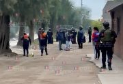 Tras los incidentes Criminalística realizó pericias en el B° Agua y Energía: el joven baleado en la cabeza sigue en estado crítico