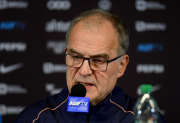 Bielsa asumió la responsabilidad por la eliminación de Uruguay: “Hemos decepcionado a los aficionados”