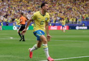 De manera agónica, Brasil venció a Japón y se metió en los octavos de final