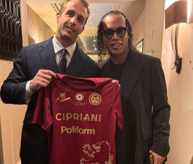 ¿Marketing o regreso histórico? Ronaldinho desembarca en el fútbol italiano