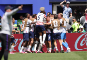 Estados Unidos venció a Australia y aseguró su lugar en los 16avos de final