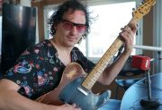 Felipe Barrozo llega a Santiago para revivir los clásicos de Intoxicados en el Bajo Cero Fest