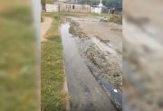 VIDEO. Vecinos denuncian pérdidas cloacales y calles intransitables en el sector sur de la Capital