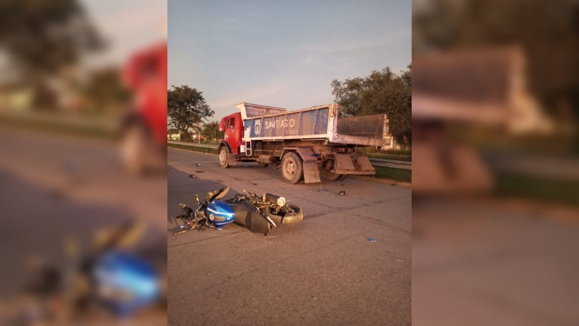 Un motociclista murió tras un choque con un camión contratado por la municipalidad en Avenida Lugones