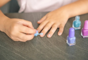 Disruptores endócrinos: cómo el maquillaje infantil, los plásticos y los ultraprocesados están afectando la salud de nuestros hijos