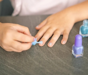 Disruptores endócrinos: cómo el maquillaje infantil, los plásticos y los ultraprocesados están afectando la salud de nuestros hijos