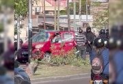 Perdió el control y volcó sobre Avenida Belgrano