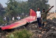 Un avión militar se partió en varios pedazos al aterrizar en la India y dejó cinco muertos