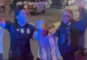 VIDEO: Quiso poner orden y terminó festejando con los hinchas argentinos en Dallas