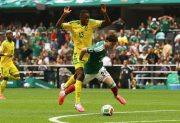 Sithole fue expulsado y recibió la primera tarjeta roja de la Copa del Mundo