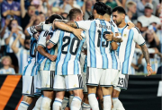 Con gol de Messi, Argentina goleó a Islandia y ya piensa en el Mundial
