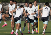 Con algunas dudas, Scaloni empieza a delinear el equipo para el debut ante Argelia