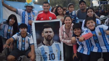 Miles de añatuyenses volcaron a las calles a celebrar el triunfo albiceleste