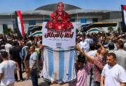 Así recibieron a Egipto: Con gestos racistas y una camiseta de Argentina sucia y dada vuelta
