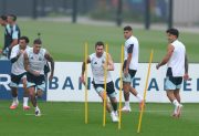 Argentina entrenó bajo la lluvia y Scaloni dio señales del posible equipo