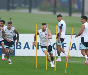 Argentina entrenó bajo la lluvia y Scaloni dio señales del posible equipo